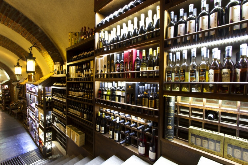 boutique-BREIL SUR ROYA-min_world_street_travel_shop_canon_georgia_wine_bottles-429767